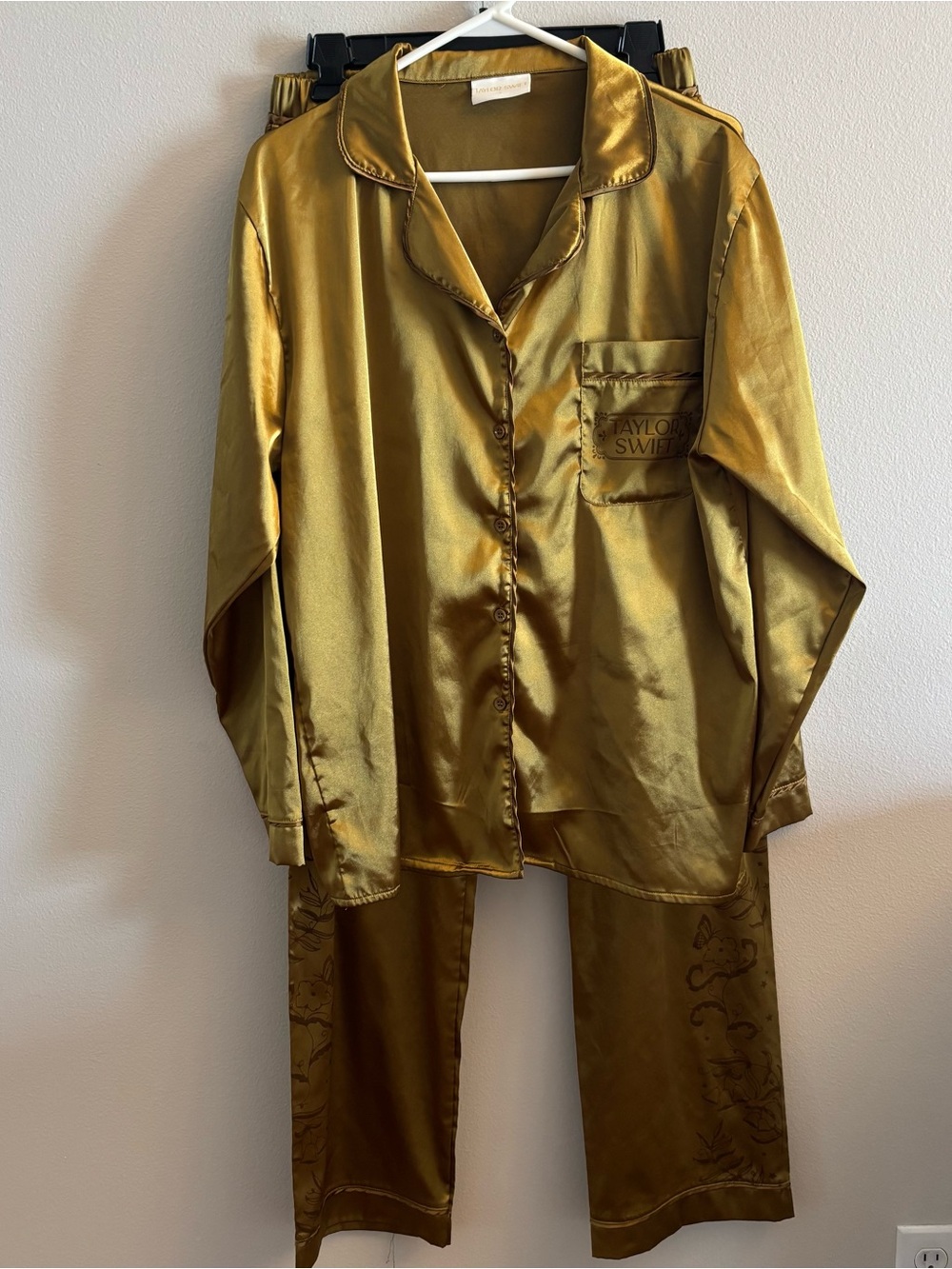 Taylor Swift Fearless Taylor’s Version Satin Pajama Set Gold Floral Size L